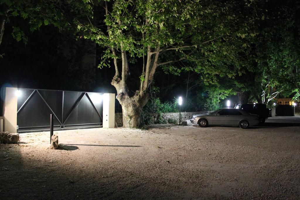 Hotel Restaurant Du Parc En Bord De Riviere Fontaine-de-Vaucluse Esterno foto